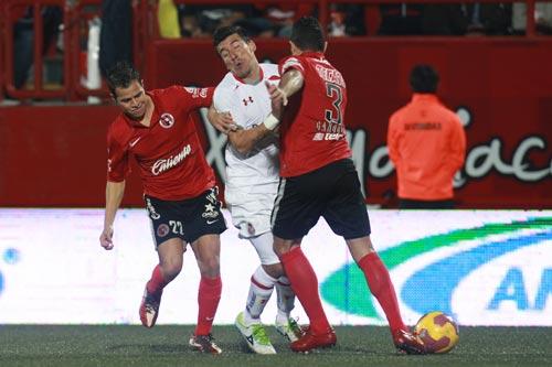 Ambas escuadras disputan el balón con fuerza | MEXSPORT