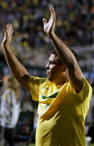 Ronaldo se despide de la selección brasileña con triunfo. FOTO: AP