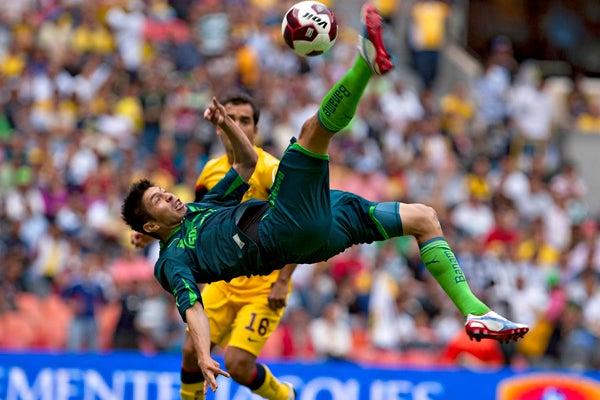 Oribe intentó marcar de chilena pero el balón fue a las manos del arquero americanista | MEXSPORT