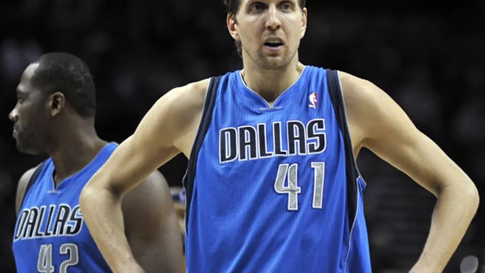 Nowitzki tuvo un gris regreso a la duela