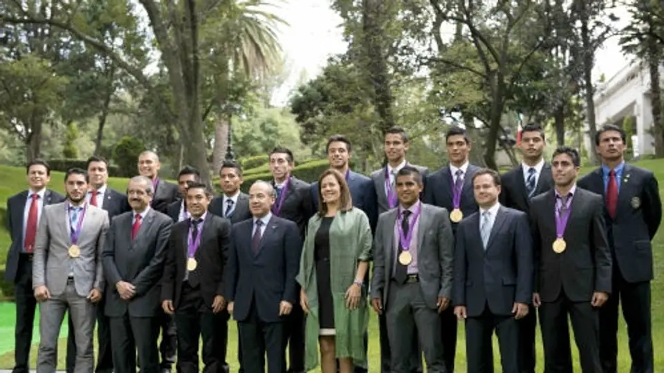 Presidente Calderón reconoce a medallistas en Los Pinos