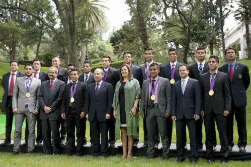 Presidente Calderón reconoce a medallistas en Los Pinos