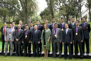 Presidente Calderón reconoce a medallistas en Los Pinos