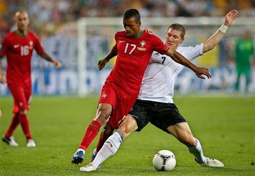 Nani y Schweinsteiger disputando el esférico l AP