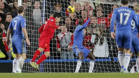 Luis Suárez frustra triunfo del Chelsea en Stamford Bridge