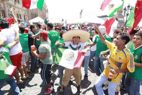 Cientos de aficionados celebran el Oro en Monterrey | JOEL BRAVO
