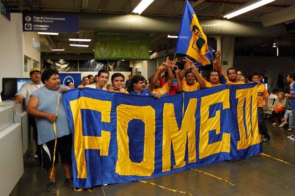 Armados con banderines y mantas esperaron a la escuadra de Ferretti. FOTO: ISRAEL MARTÍNEZ
