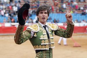 Eduardo Gallo se lleva la ovación con una limpia faena