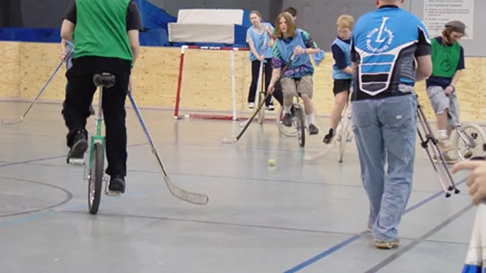 Hockey en monociclo, un extraño deporte