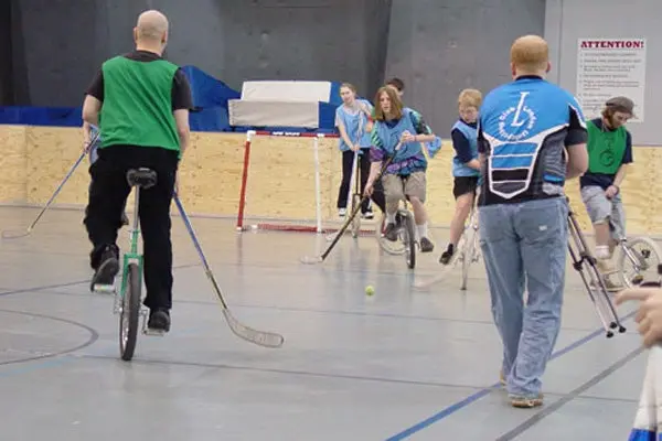 Hockey en monociclo, un extraño deporte