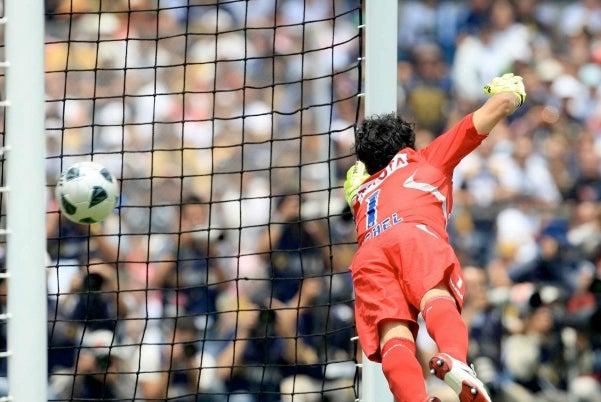 Luis Michel no puede evitar que el balón perfore su valla (FOTO: MEXSPORT)