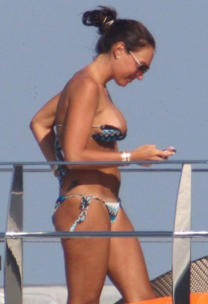 Ecclestone mostró sus encantos al tomar el sol en las aguas de Cerdeña, Italia. FOTO: EGOTASTIC