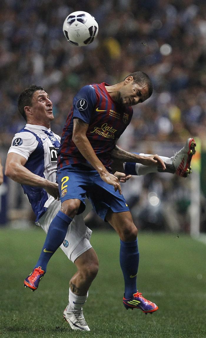 Dani Alves busca el esférico en el juego aéreo. FOTO: EFE