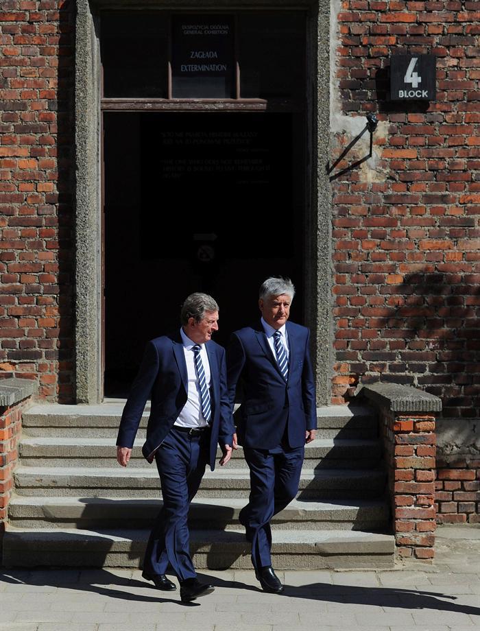EL técnico de Inglaterra Roy Hodgson también estuvo presente en la visita al campo l EFE