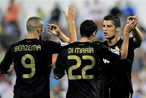 Cristiano Ronaldo celebra con Benzema y Di María uno de sus tres goles en la goliza de 6-0 sobre los Maños FOTO: AP
