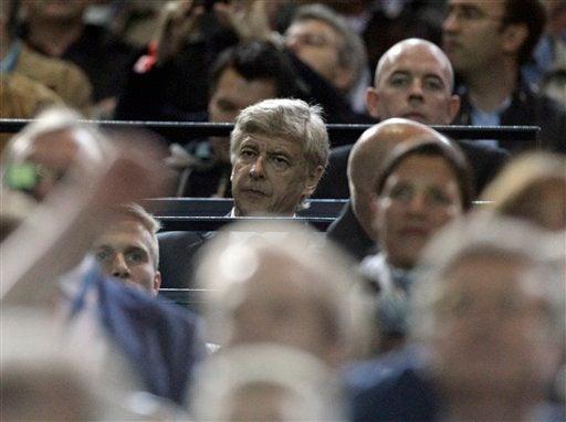 Arsenè Wenger cumple una suspensión. FOTO: AP