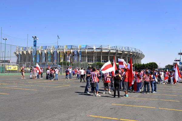 Aficionados al América y Chivas ya disfrutan del Clásico