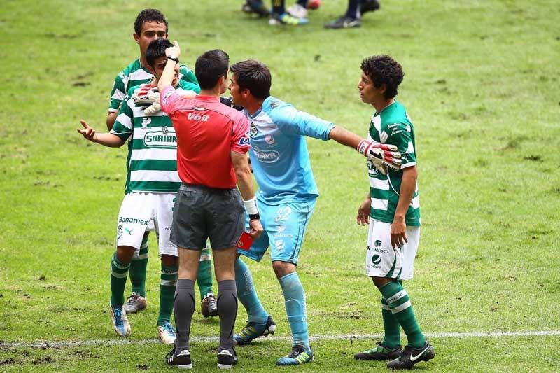 Cuando el encuentro parecía irse a tiempos extras, el árbitro marcó un penal a favor del América. FOTO: ÓSCAR RAMÍREZ