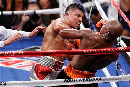 En una gran desconcentración, Vicious' dio un artero cabezazo al Money'. FOTO: AP
