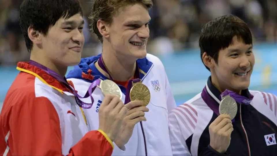 Agnel se lleva los 200 libres y Lochte se queda sin podio