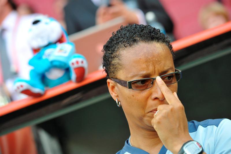 Hope Powell, el entrenador de la selección femenil inglesa, atento desde el banquillo. FOTO: EFE