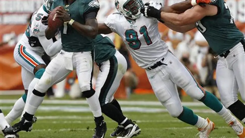 Filadelfia vence 26-10 a Miami en el regreso de Vick