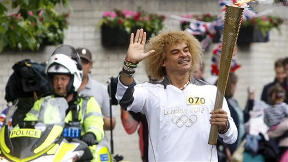 'Pibe' Valderrama porta la antorcha olímpica
