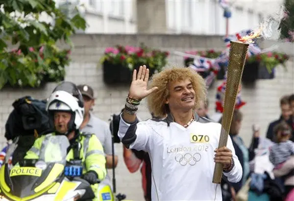 'Pibe' Valderrama porta la antorcha olímpica