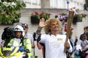 'Pibe' Valderrama porta la antorcha olímpica