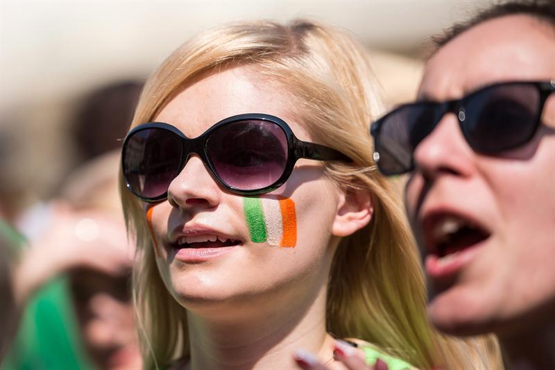 La belleza irlandesa apoyaron a su selección en su último partido l EFE