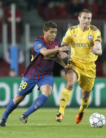 Jonathan dos Santos salió del terreno de juego al minuto 58.. FOTO: AP