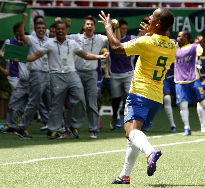 Ademilson celebra tras marcar gol ante Dinamarca. FOTO: EFE
