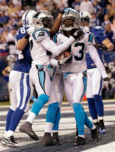 Sherrod Martin recibe felicitaciones de sus compañeros. FOTO: AP