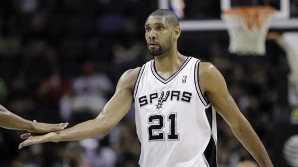Tim Duncan y Spurs, firman nuevo contrato