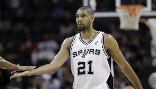 Tim Duncan y Spurs, firman nuevo contrato