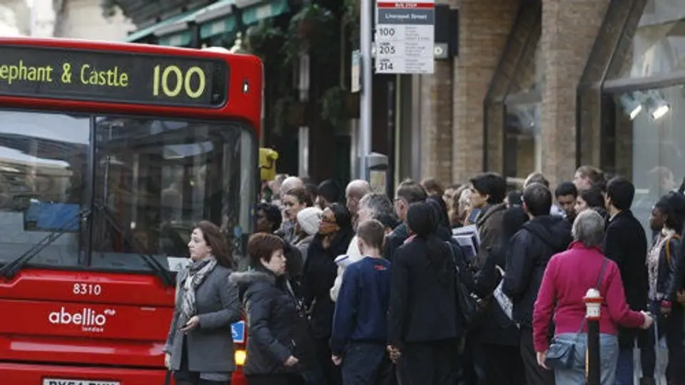 Advierten a londinenses retrasos en transporte público