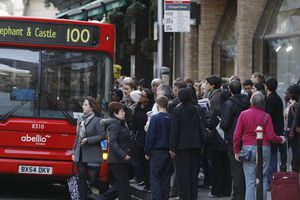 Advierten a londinenses retrasos en transporte público