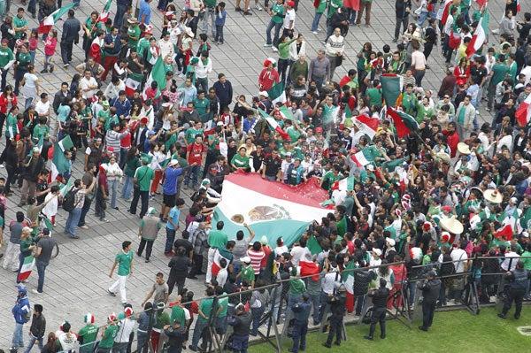 Una gran bandera apareció en el Ángel | MIGUEL PONTÓN