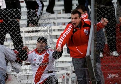 Al término del partido, seguidores de los Millonarios comenzaron a causar daños al estadio (FOTO: AP)