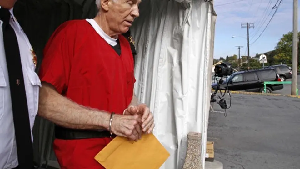Sentencian a Sandusky a 30 años de prisión