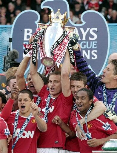 Chicharito festejó su primer título en Europa (FOTO: AP)