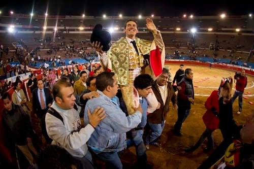 Diego Silveti cortó el rabo y las orejas en la Plaza México. (FOTO: CÉSAR VICUÑA)