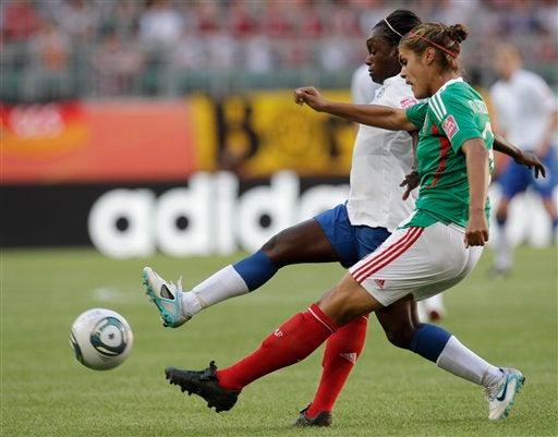 Eniola Aluko enfrenta a Rubi Sandoval en el  debut del Tri Femenil. FOTO: AP