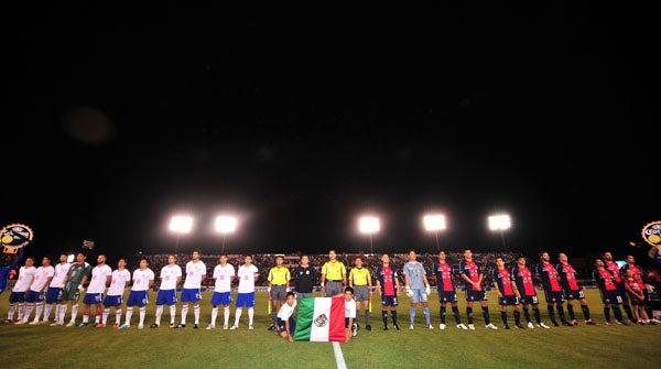 Las alineaciones se preparan para el encuentro (FOTO: MIGUEL PONTÓN)