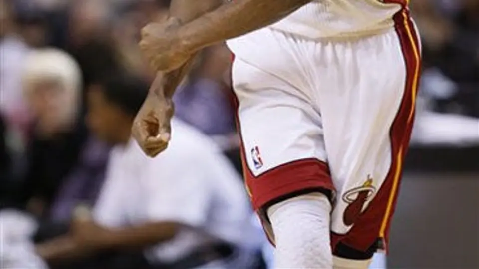 LeBron lleva al Heat al triunfo 115-107 sobre Celtics