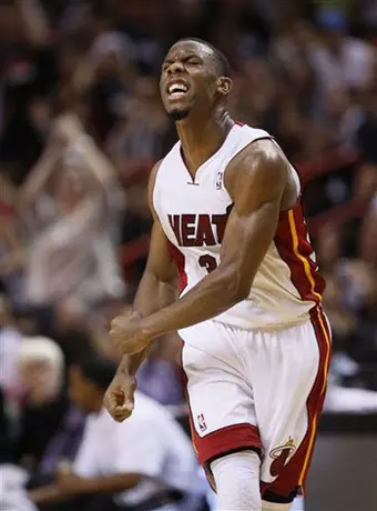 LeBron lleva al Heat al triunfo 115-107 sobre Celtics