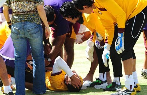Sus compañeros acudieron a ayudar al futbolista (FOTO: EVA BECERRA)