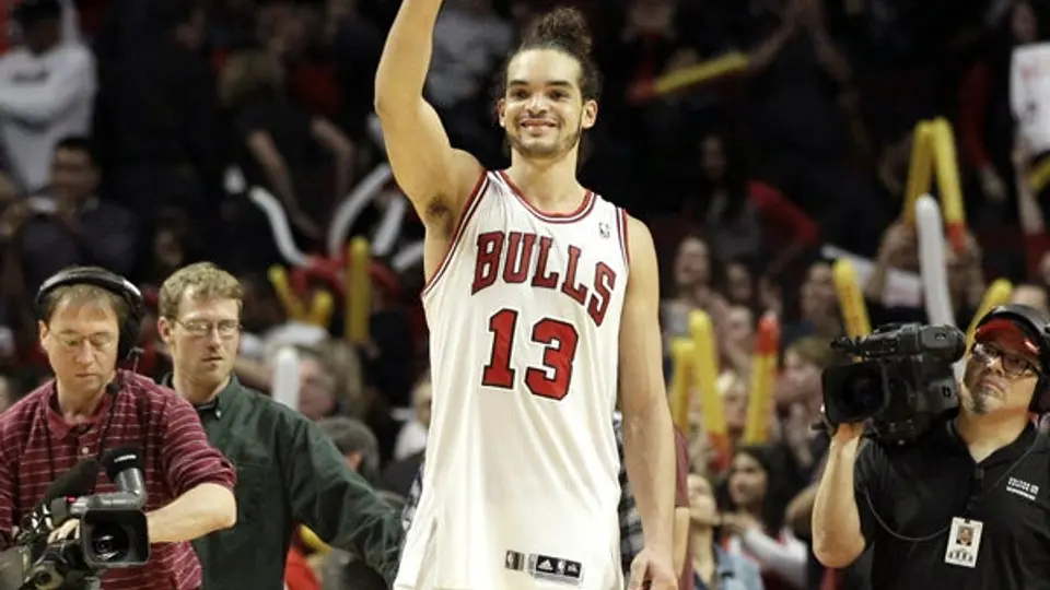 Noah encabeza victoria de Chicago sobre Pistons