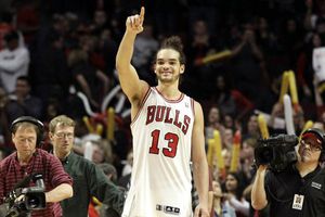 Noah encabeza victoria de Chicago sobre Pistons