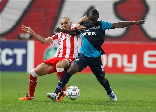 Rafik Djebbour y Emmanuel Frimpong. FOTO: AP
